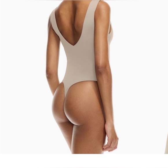 Aritzia Babaton Contour V Neck
Bodysuit in Taupe Size XS - Picture 2 of 8